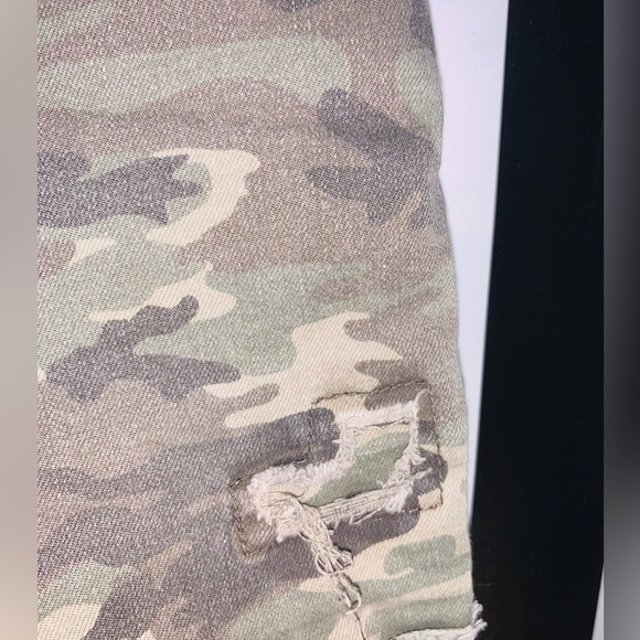 Y2K Era Camouflage Ladies Short Shorts Fits a Size 5/7 Distressed Grunge Emo - Picture 5 of 7